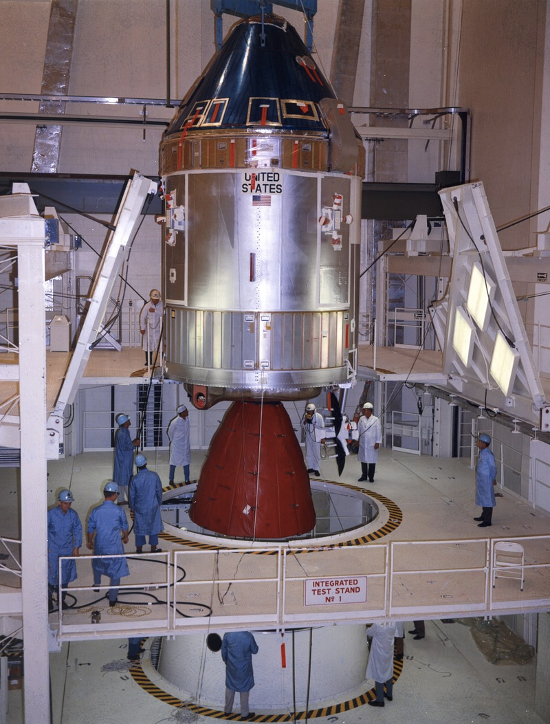 Illustration for article titled Amazing photos from NASA's vaults show how they assembled Apollo 11